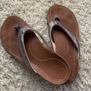 Olukai women’s silver chrome sandal